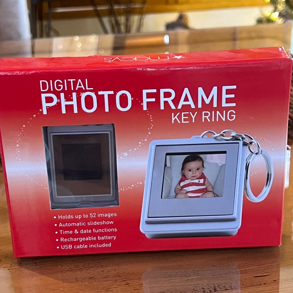 Macy’s Digital Photo Frame Key Ring